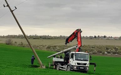 Бурният вятър пречупи стълб от електроразпределителната мрежа край русенското село Бъзън